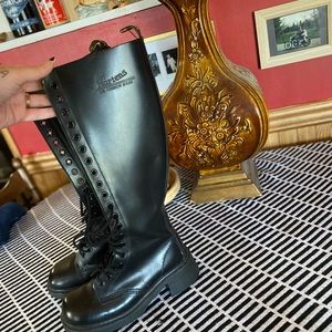 Vintage dr martens made in England. UK size 3 US size 5.